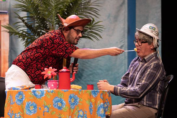 Matheus Ceará e o humorista Fabio Flores durante a peça "LaiveM Ele com Graça", direto do Teatro da Ufes por Vitor Zorzal/Divulgação