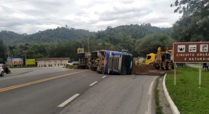 Com o tombamento ocorrido ainda na madrugada desta terça-feira (17), o fluxo precisou ser desviado para a pista lateral nos dois sentidos, na altura do KM 95