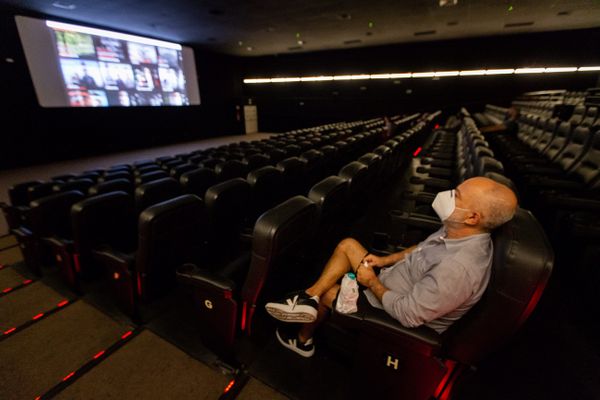 Após mais de seis meses fechados devido à pandemia do novo coronavírus, as salas de cinema da capital paulista voltam a funcionar para o público neste sábado (10). Movimentação no Cine Belas Artes, no centro de São Paulo