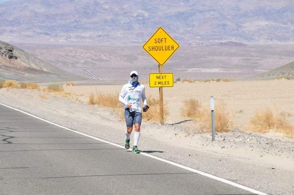 Gusmão em competição no Deserto de Mojave no Death Valley, California/EUA