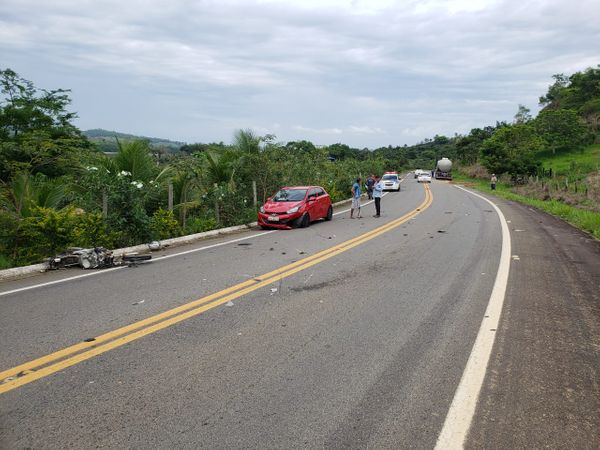 Motociclista morre após bater em caminhão em rodovia de Marilândia