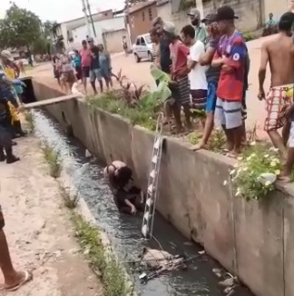 Mulher cai em valão depois de ser atingida por caminhão, em Aracruz