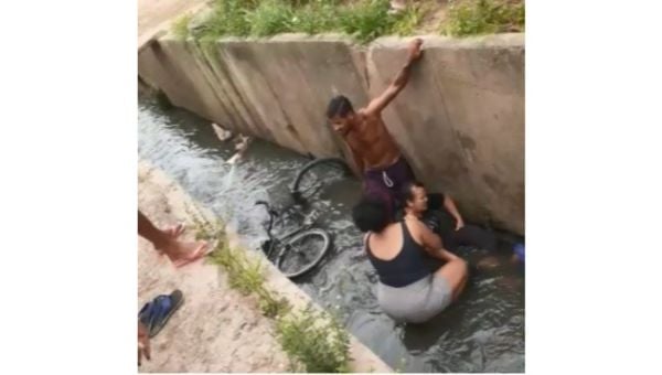 Mulher cai em valão depois de ser atingida por caminhão, em Aracruz