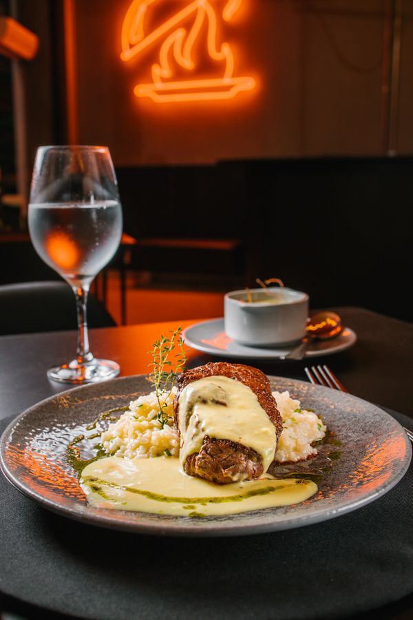 Risoto de alho-poró e filé ao molho de mostarda do menu Vive la France, do restaurante Brincando com Fogo, em Vila Velha