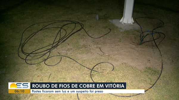 Roubo de fios de cobre em postes deixou parte da Praia do Canto sem iluminação na noite desta segunda (16)