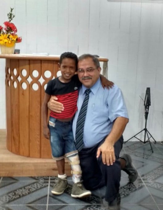 Jhonildo dos Santos, de 11 anos, foi atendido pelos médicos da Missão Amazônica. O menino, que não conseguia andar, ganhou uma ortoprótese que transformou a vida dele