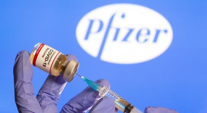 A avaliação concluiu que os benefícios do imunizante para pessoas com 12 anos ou mais superam os riscos associados à aplicação do produto