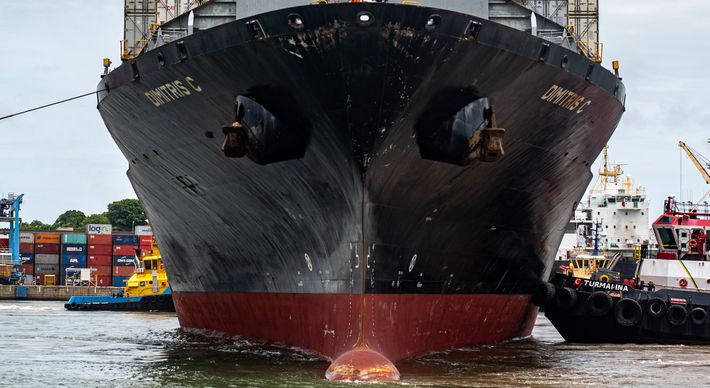 Operação envolve embarcação de 243 metros, vindo de Malta, atracado no Terminal de Vila Velha (TVV)