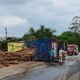 Imagem - Carreta carregada com eucalipto tomba na Rodovia do Café, em Nova Venécia