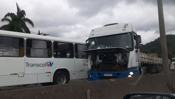 Acidente envolvendo ônibus e carreta chegou a interditar a BR 101, em Viana, na manhã desta quarta-feira (18)