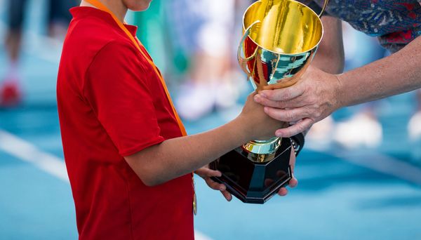Crianças recebendo um troféu