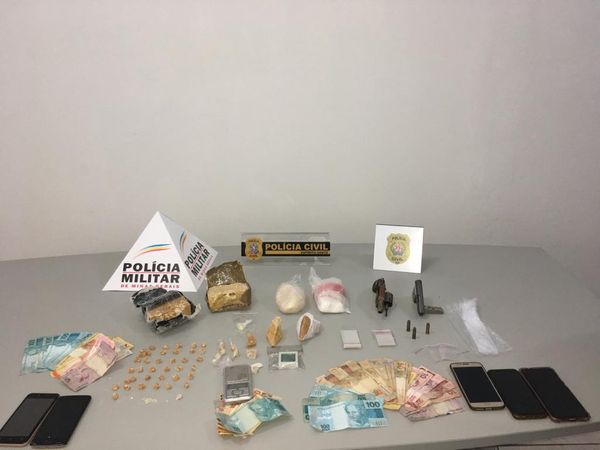 Drogas e quantia em dinheiro foram apreendidas com os dois suspeitos  em Espera Feliz, MG