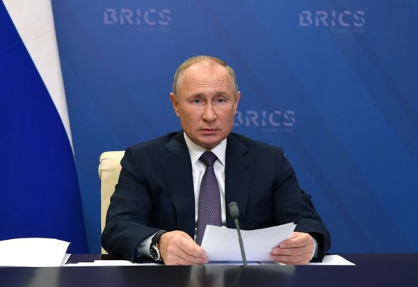 O presidente russo enviou uma mensagem parabenizando o francês que, nesse domingo (24), garantiu a reeleição para mais cinco anos comandando o país
