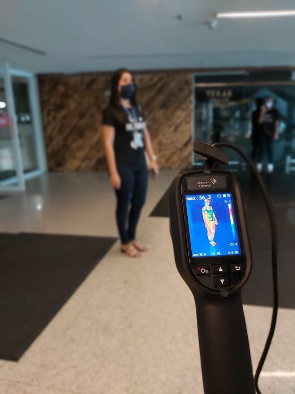 Entre as medidas de segurança adotadas pelo Shopping Vila Velha está o uso do termômetro infravermelho nos principais acessos do empreendimento