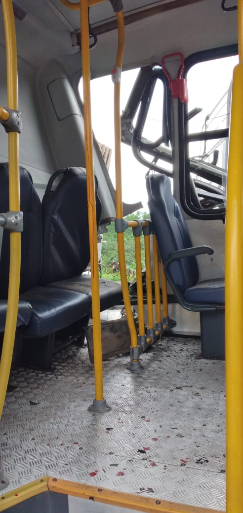 Ônibus do Sistema Transcol ficou com a traseira destruída após batida