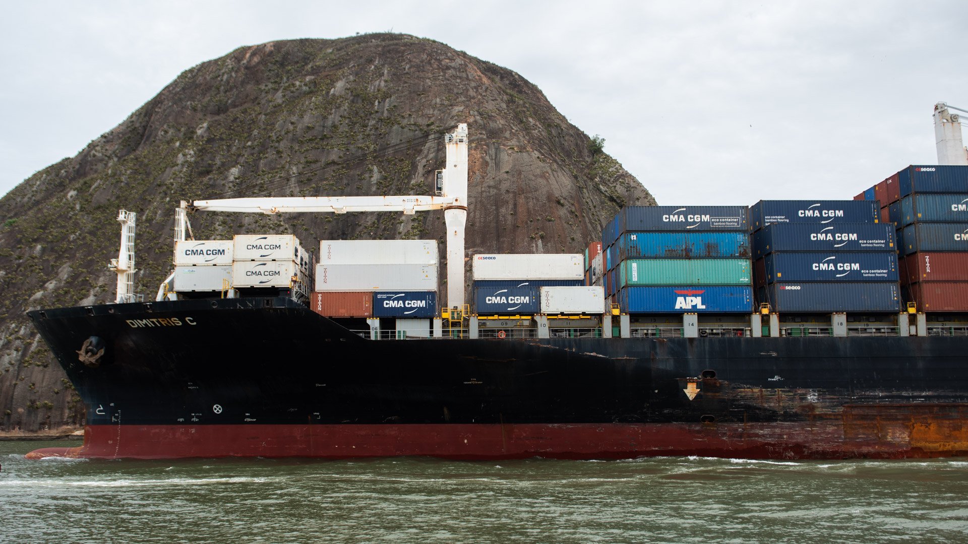 Porto de Vitória recebe navio com maior comprimento de sua história
