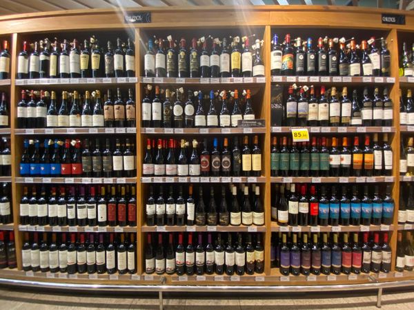 Prateleira com vinhos chilenos à venda no supermercado Carone