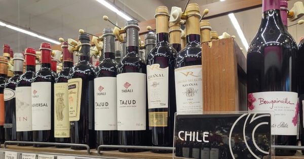 Prateleira com vinhos chilenos à venda no supermercado Carone