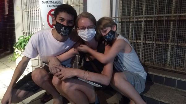 Solineia abraçada pelos filhos