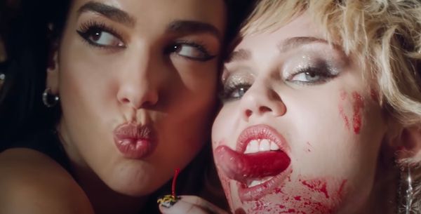  Dua Lipa e Miley Cyrus no clipe 'Prisoner'