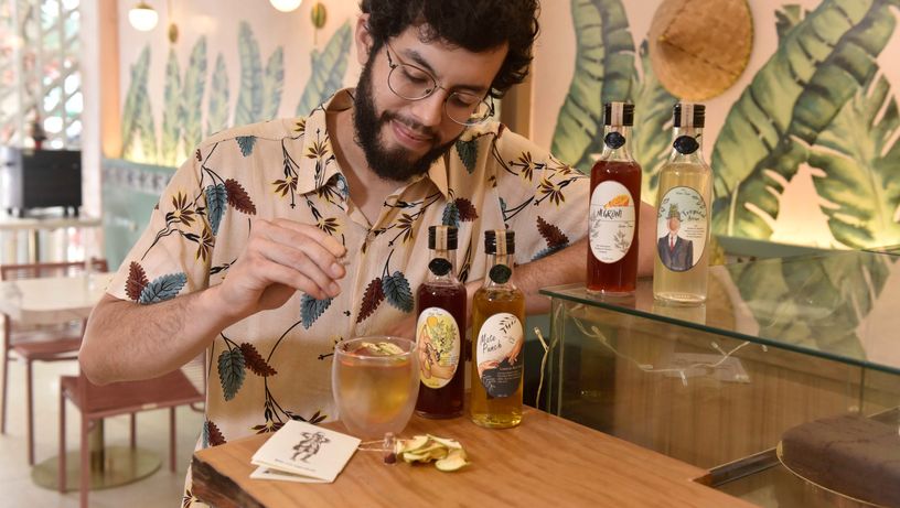 Yuri Victor, ele faz drinques engarrafados para vender pela Internet, em Vitória 