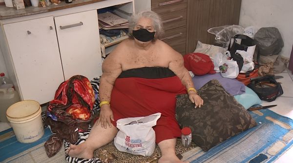 A aposentada Dalva Maria de Jesus Lopes, moradora de Linhares, sofre com a obesidade e está sem andar há 10 anos