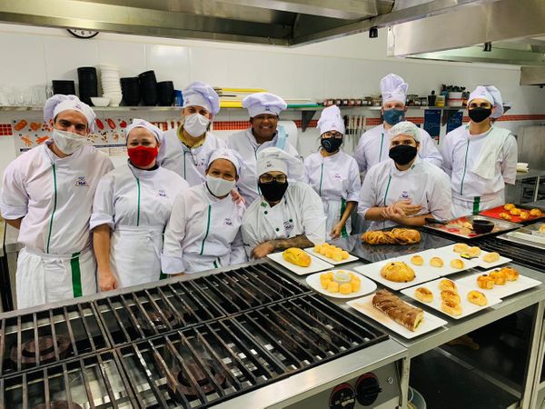 Além dos aspectos técnicos, os alunos do IGA também aprendem o básico de alguns idiomas como francês, italiano e inglês, para que não errem a pronúncia dos pratos e ingredientes