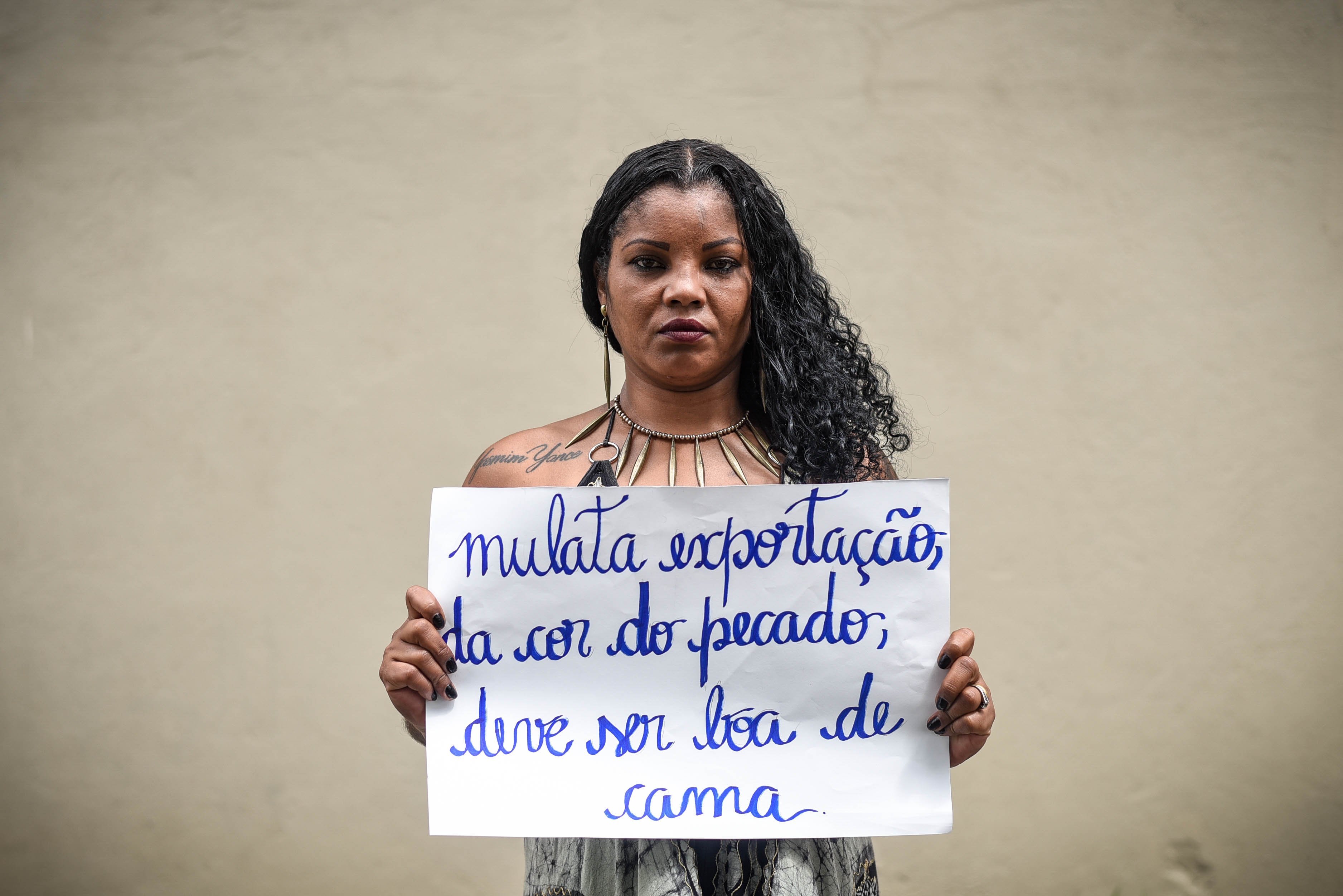 De pele menos retinta, Alexandra Rodrigues Cardoso enfrenta um racismo mais ligado ao sexismo. "Esse tipo de frase eu escuto até hoje. Sempre fui vista pelos homens como alguém apenas para o sexo escondido, nunca para ser apresentada como namorada. Até quando fui casada, eu percebi que era tratada só como um objeto sexual", desabafa. 