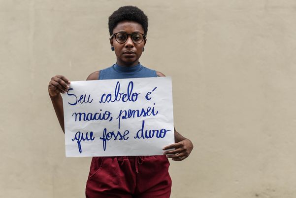 Aline Gonçalves Almeida também recebe constantes comentários sobre seus cabelos. Um dos principais é de espanto, ao perceberem que os fios são macios e não "duros" como as pessoas costumam rotular os cabelos crespos. Outra situação constrangedora é quando as pessoas invadem os espaços das pessoas negras e tocam nos cabelos delas como se o corpo preto fosse público.  por Vitor Jubini