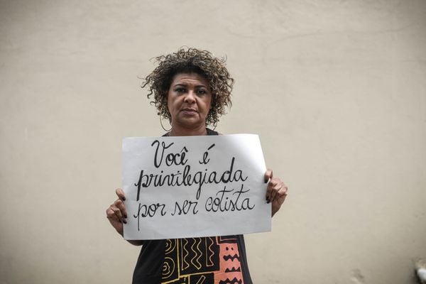 Ana Cristina Rodrigues Luz revela que já passou muitas situações de racismo, como as faltas de oportunidades e privações. Para ela, aos 54 anos, ouvir que é privilegiada devido ao sistema de cotas é um sentimento frustrante. por Vitor Jubini