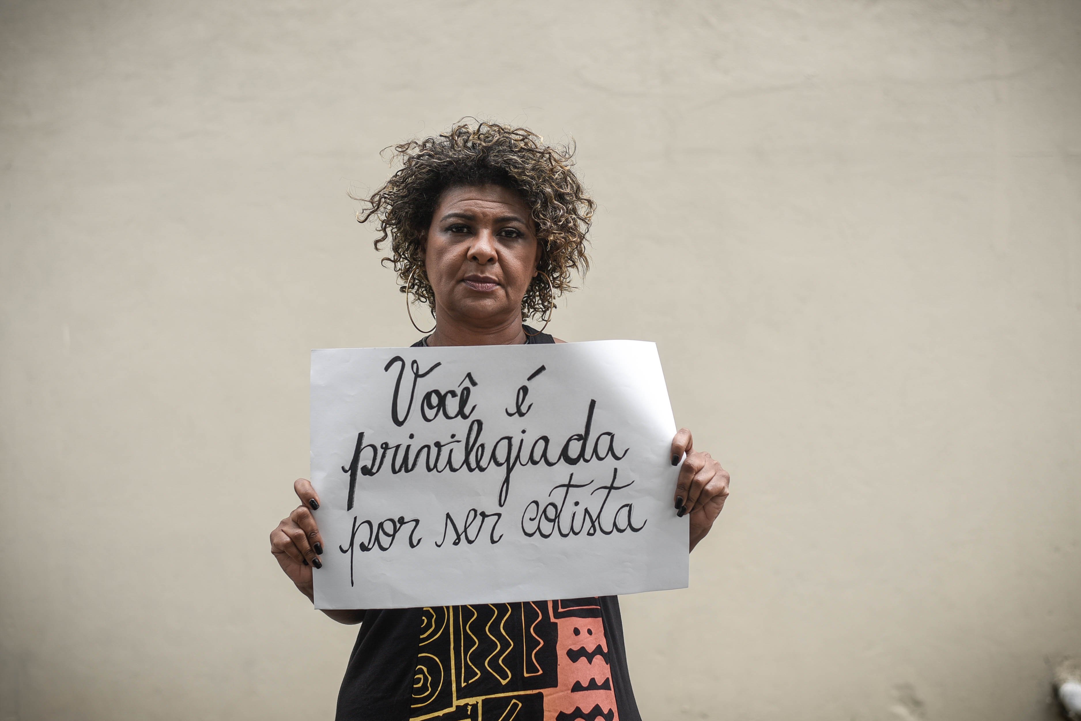 Ana Cristina Rodrigues Luz revela que já passou muitas situações de racismo, como as faltas de oportunidades e privações. Para ela, aos 54 anos, ouvir que é privilegiada devido ao sistema de cotas é um sentimento frustrante.