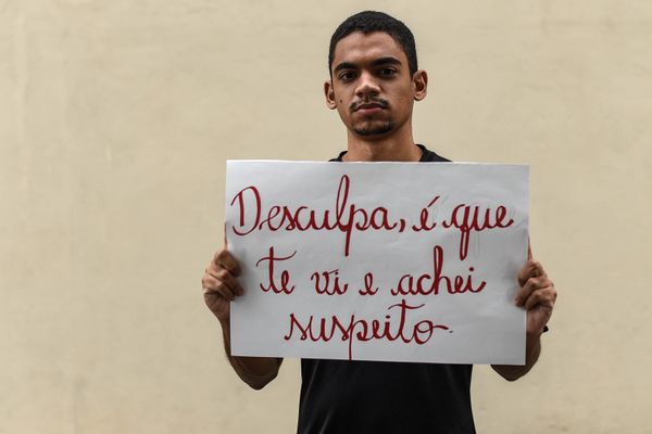 Mesmo quando está vestido de maneira mais formal, Hayom Tovi Castorio Silva conta que é sempre visto como suspeito nas ruas. Ao passar pelas pessoas, ele nota que mudam de calçada ou escondem as bolsas. Dentro de supermercados, por exemplo, é comum que seja seguido por seguranças.  por Vitor Jubini