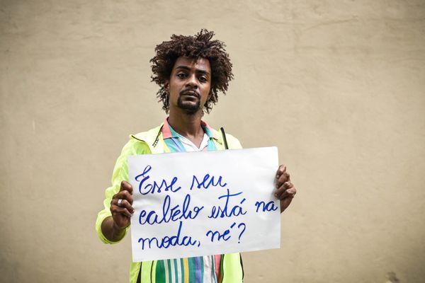 Luciano do Santo Coelho conta que foram tantos anos escondendo os cabelos crespos por conta do racismo que, agora, quando finalmente os negros ganharam força para assumir os cabelos naturais, e entenderam toda história de empoderamento por trás das tranças, precisam ouvir que o próprio cabelo é apenas moda. O comentário não só apaga a história do crespo e das tranças, como ignora que os negros estão apenas sendo eles mesmos.  por Vitor Jubini