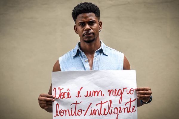 Michael de Jesus Perboire, por muitas vezes, ouviu que era um negro bonito ou um negro inteligente. À primeira vista, o comentário parece um inocente elogio. Mas, ao constatar que ninguém elogia uma pessoa branca com "você é um branco bonito", percebeu também que sofria racismo velado. "É como se o negro não fosse sinônimo de beleza e inteligência. Quando me falam essa frase, a sensação que eu tenho é que estão dizendo 'apesar de ser negro, até que você é bonito / inteligente'. Se fosse um simples elogio, não fariam tanta questão de enfatizar a minha cor antes", analisa.  por Vitor Jubini