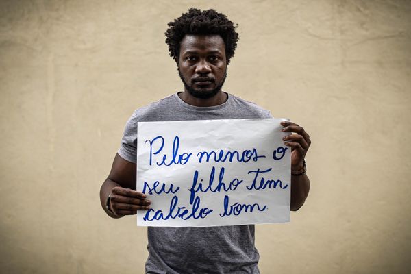 Por ter cabelos crespos e ser pai de um menino que tem cabelos cacheados, o angolano Nicoby Ndjunguas recebe comentários racistas disfarçados de elogio "Sempre falam: 'seu filho é preto, mas pelo menos nasceu com o cabelo bom'. É como se lamentassem por ele ser negro, mas me consolassem dizendo que ao menos ele tem uma qualidade, que é o cabelo que forma cachos", conta.  por Vitor Jubini