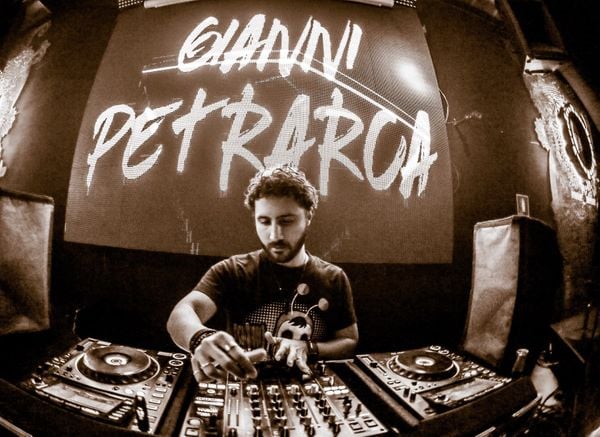 O DJ, produtor, compositor e multi-instrumentista Gianni Petrarca