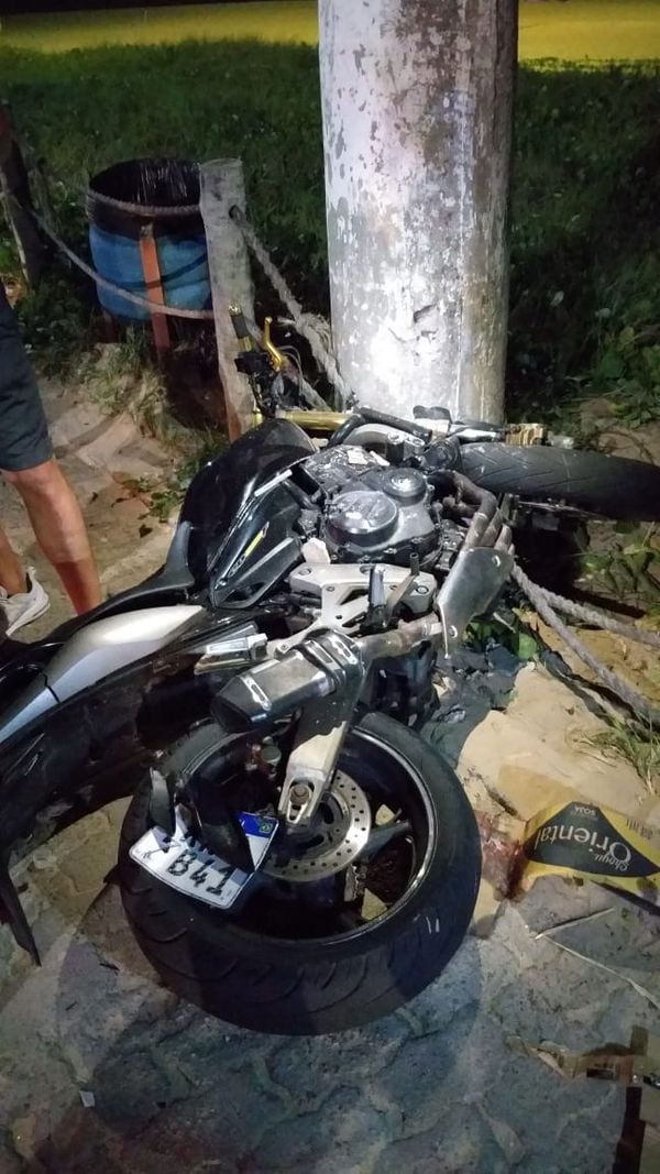 O motociclista perdeu o controle do veículo e acabou atropelando três pessoas