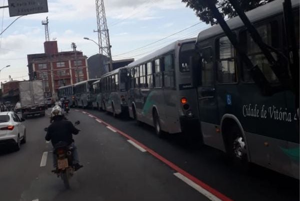 Ônibus estão parados em frete ao Palácio Anchieta, no Centro de Vitória, e complicam o trânsio