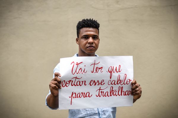 Por conta do cabelo crespo, Paulo Carvalho sempre escuta comentários preconceituosos, até disfarçados de conselhos. Mesmo com o cabelo bem cuidado e com um corte elaborado, ele escuta que deveria passar a máquina nos fios para conseguir emprego. O mesmo, porém, não costuma acontecer com jovens brancos que não raspam os cabelos.  por Vitor Jubini