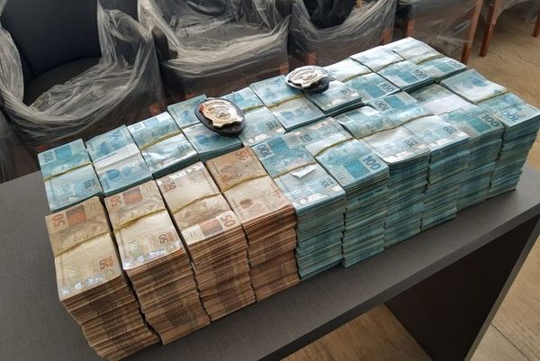 Uma grande quantidade de dinheiro que estava escondida em uma caixa na sede de uma empresa de Fortaleza foi apreendida pela Polícia Federal