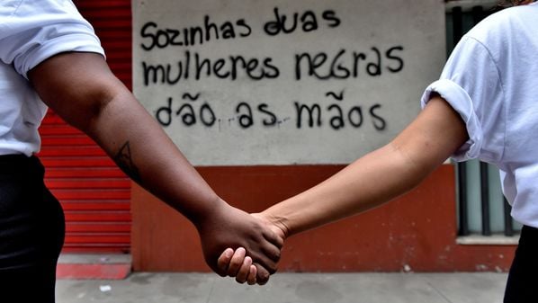 A resistência também se manifesta na arte, na música, na literatura e no cotidiano das periferias, onde a cultura negra floresce e se reinventa, mesmo diante das adversidades