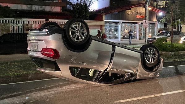 O motorista, de 87 anos, ainda bateu em outros dois carros estacionados antes de capotar; ele teve apenas um corte leve e recusou atendimento médico, segundo o Ciodes
