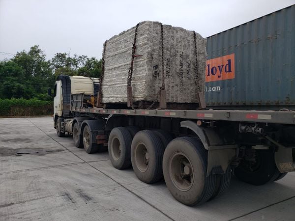 A PRF apreendeu uma carga de granito que estava má fixada em uma carreta em Vila Velha