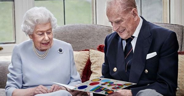 A rainha Elizabeth II e o marido, o príncipe Philip, posam no Oak Room do Castelo de Windsor para celebrar 73 anos de casamento em novembro de 2020