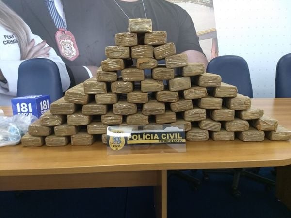 A Polícia Civil, por meio do Departamento Especializado de Narcóticos (Denarc), prendeu dois suspeitos e apreendeu aproximadamente 50 kg de maconha, além de outros materiais