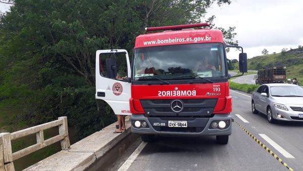 Carro caiu de ponte em Aracruz