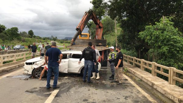 Carro que caiu da ponte foi retirado do rio pelo Corpo de Bombeiros, em Aracruz