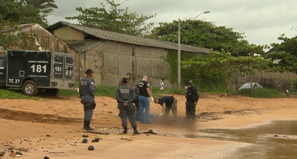 Corpo do homem foi encontrado com marcas de tiro na Praia de Capuba, na Serra