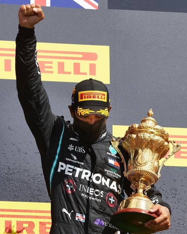 Lewis Hamilton é o único negro piloto da Fórmula 1 e caminha para ser o maior da história