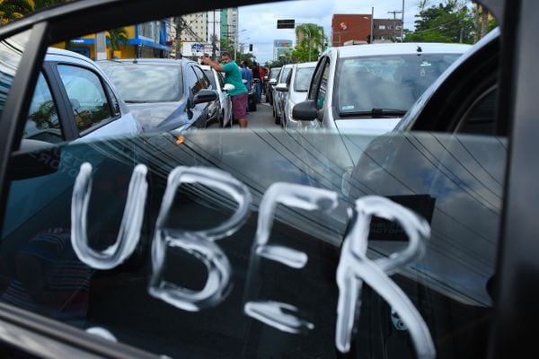 Manifestação dos motoristas de aplicativo, Uber, na Avenida Reta da Penha, em frente ao Edifício Corporate Center, onde se encontra a sede da empresa